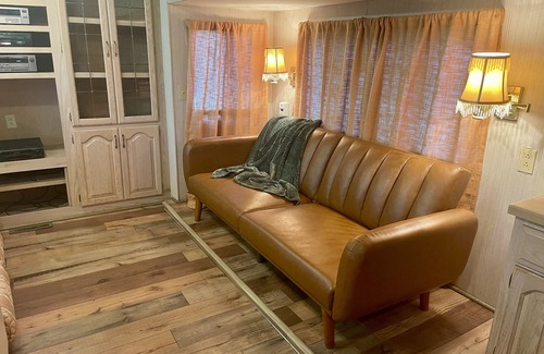 Mountain View House | Vibe'n in the View within walking distance from the square and Pickin' Park.