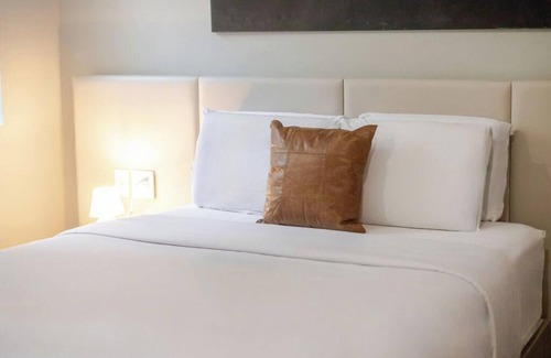 Gay Village Hotel | Vibe Queen – Central Montreal