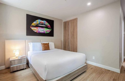 Gay Village Hotel | Vibe Queen – Central Montreal