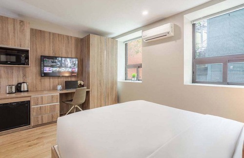 Gay Village Hotel | Vibe Queen – Central Montreal