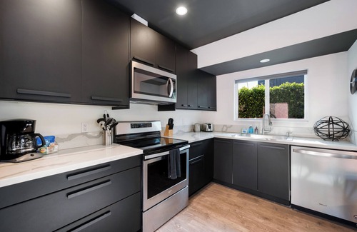 Hollywood Hotel | Vibey 2BDR in Prime Hollywood | Steps to Attractions | Rock n Roll by AvantStay