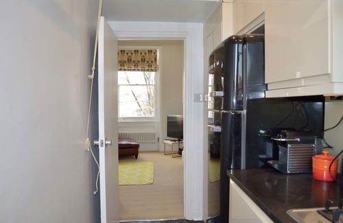 Islington Apartment | Vibrant 1 Bed Flat In Islington With Garden
