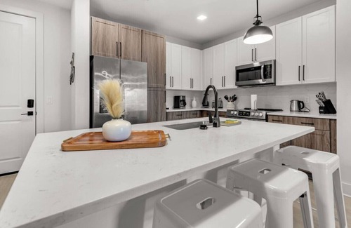 Ruskin Apartment | Vibrant 1-Bedroom Paradise: Pool & Gym Bliss