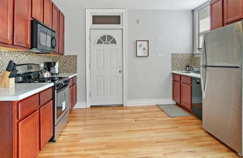 Irving Park Apartment | Vibrant 1BR Apartment close to Dining