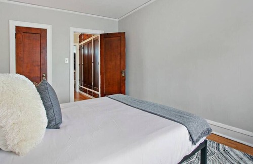 Irving Park Apartment | Vibrant 1BR Apartment close to Dining