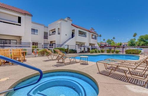 South Scottsdale Condo | Vibrant 1BR Condo w/Patio, Pool, & Parking