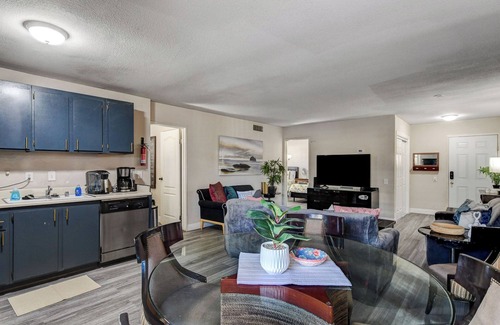 Las Vegas Condo | Vibrant 2 bed/2bath condo - Central location