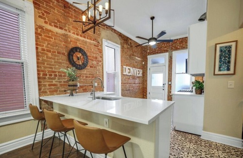 Lincoln Park House | Vibrant 2Bedroom in Denver's Historic Art District