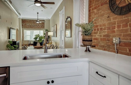 Lincoln Park House | Vibrant 2Bedroom in Denver's Historic Art District