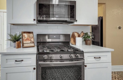 Lincoln Park House | Vibrant 2Bedroom in Denver's Historic Art District