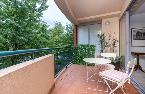 Griffith Apartment | Vibrant 2BR Apt | 500m to Manuka/Kingston!