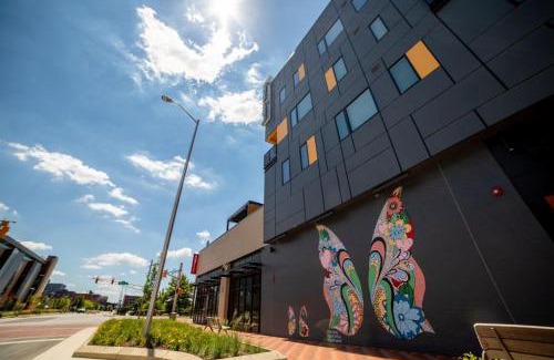 Mile Square Apartment | Vibrant 2BR Corner Suite and Free Parking at CityWay