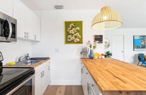 Sailboat Bend Condo | Vibrant 2BR Getaway - Côte d’Azur Near Riverwalk