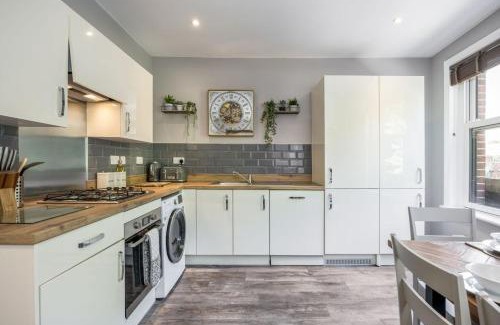 Poole Apartment | Vibrant 3 bed flat above charming pub, 10 minutes to beach