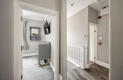 Poole Apartment | Vibrant 3 bed flat above charming pub, 10 minutes to beach