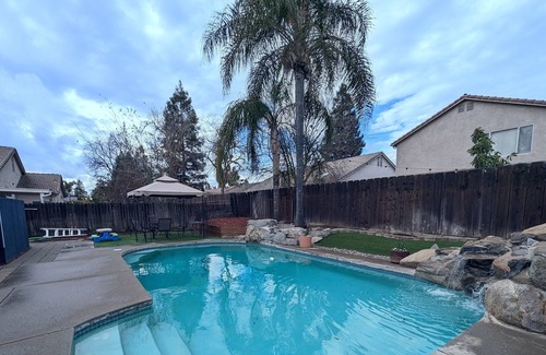 Raisin House | Vibrant 3 Bedroom Home With A Pool/Gym/Home Office