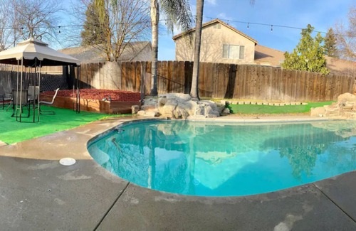 Raisin House | Vibrant 3 Bedroom Home With A Pool/Gym/Home Office