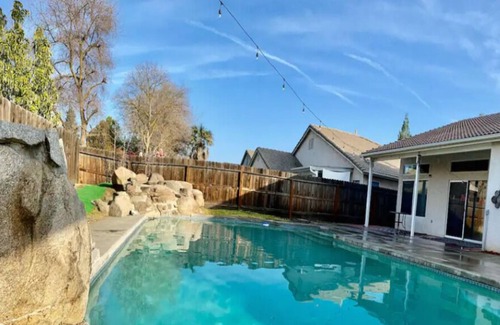 Raisin House | Vibrant 3 Bedroom Home With A Pool/Gym/Home Office