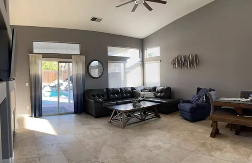 Raisin House | Vibrant 3 Bedroom Home With A Pool/Gym/Home Office