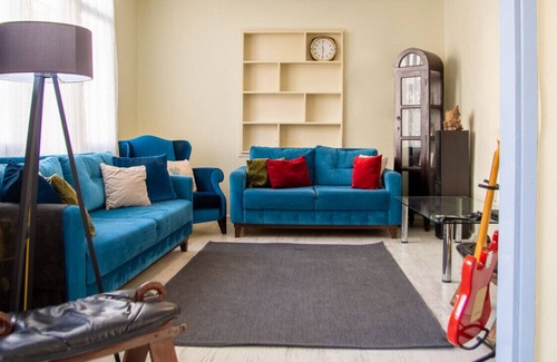 Karsiyaka Apartment | Vibrant and Central Flat in Karsiyaka near Sea