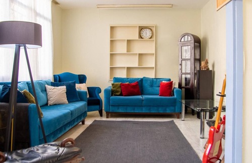 Karsiyaka Apartment | Vibrant and Central Flat in Karsiyaka near Sea