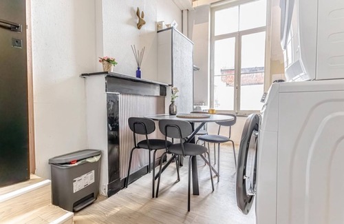 Ghent City Centre Apartment | Vibrant Apt.: Chic Urban Retreat in Lively Ghent