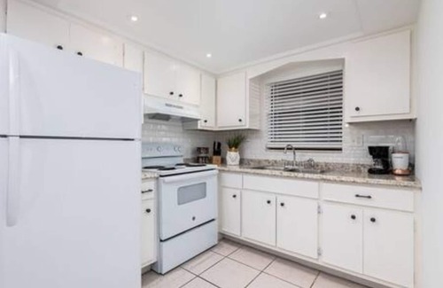 Lauderdale-by-the-Sea Apartment | Vibrant Beachside Retreat | Prime Location!