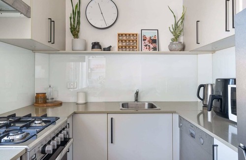 Freshwater Apartment | Vibrant Beachside Retreat: 2BR Unit in Freshwater