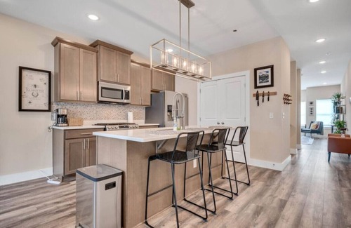 Chattanooga House | Vibrant, Cheerful Townhouse Near Heart of Downtown