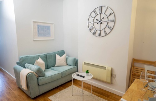 Cambridge City Centre Apartment | Vibrant City Centre - KING Bed, Entire Apartment