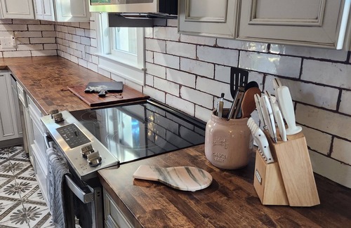 South Pensacola Cottage | Vibrant Downtown Cozy Cottage nClose to Pensacola & Perdido Beaches