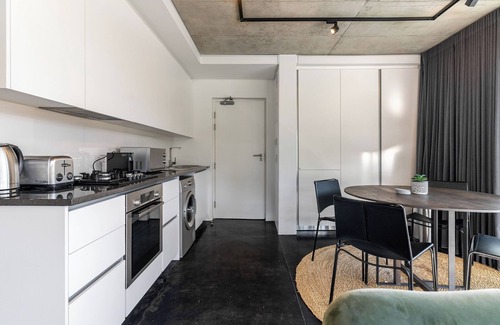 Schotsche Kloof Apartment | Vibrant Escape with Panoramic Table Mountain Views