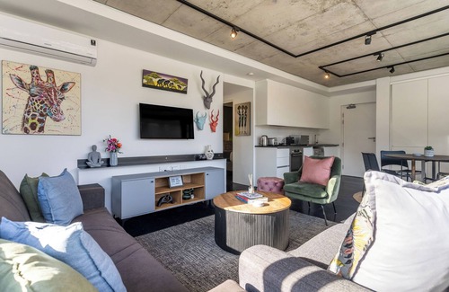 Schotsche Kloof Apartment | Vibrant Escape with Panoramic Table Mountain Views