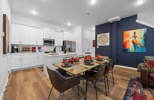 Arlington House | Vibrant Getaway | Short Walk to AT&T + Globe Life
