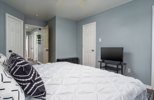 Franklin Park House | VIBRANT GREAT ESCAPE|4 MILES TO DOWNTOWN|GAME ROOM|FIREPIT