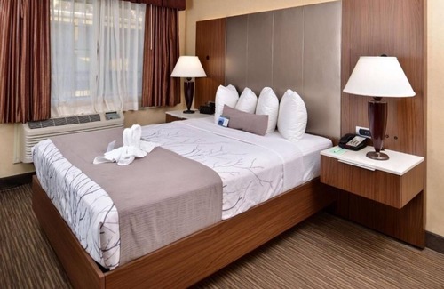 Hollywood Hotel | Vibrant Hollywood Room w/Ease of Access to Local Sights & Trails