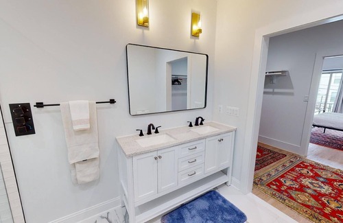 Park View Apartment | Vibrant Home Away From Home