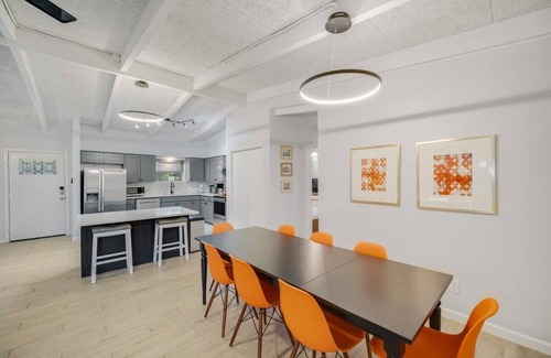 Irving House | Vibrant House w Great Backyard, Pool and Jacuzzi
