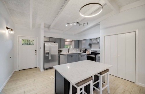 Irving House | Vibrant House w Great Backyard, Pool and Jacuzzi