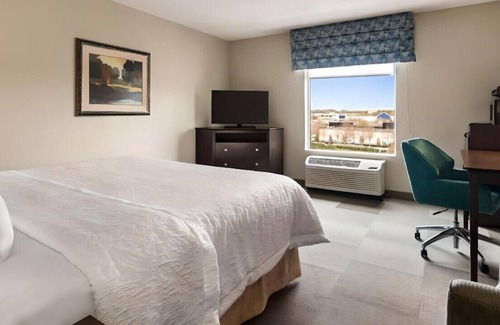 East Point House | Vibrant King Room near Camp Creek Marketplace!