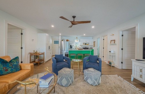 Toccoa House | Vibrant Lakefront Getaway