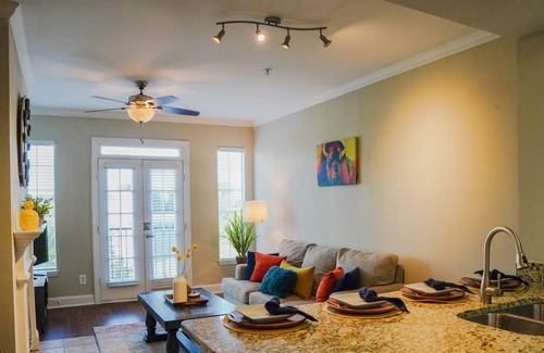 Atlantic Station Area Apartment | ✰Vibrant Luxe Midtown Apt ✰✰ FREE gated parking✰