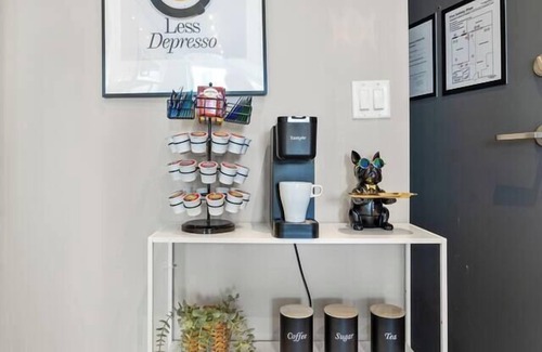 Connaught Apartment | Vibrant PopArt downtown suite – comfy & stylish!