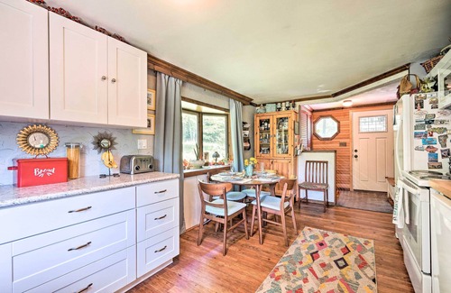 Putney Cabin | Vibrant Putney Cabin w/Fire Pit: Hike & Ski!
