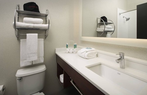 Ruckersville Hotel | Vibrant Room Perfect for Couples Visiting Local Vineyards Nearby