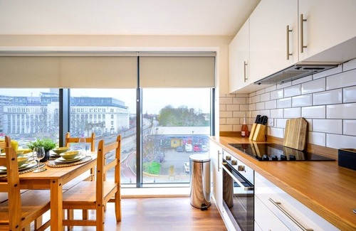 Salford Apartment | Vibrant Stay in Salford Quays