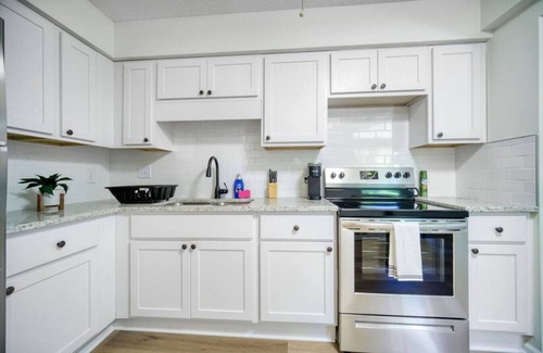 Southpoint House | Vibrant Stay Near Museums and Beaches