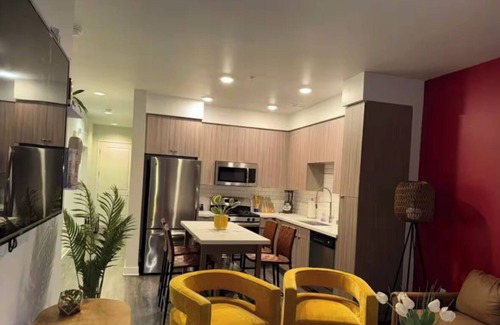 Glendale Apartment | Vibrant Unit in The Griffith