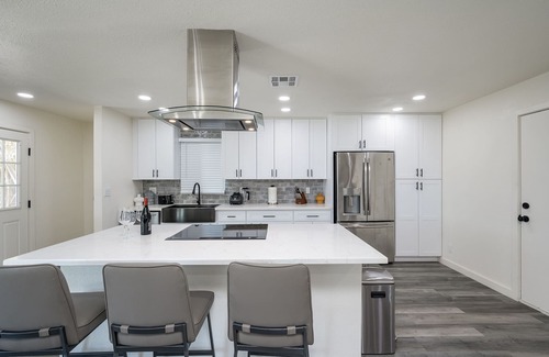 New Papago Parkway House | Vibrant Urban Escape! Discover Comfort and Convenience in the Tempe Scottsdale