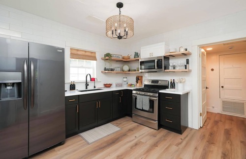 Cottonwood House | Vibrant Verde Vine Haven: Wine, History & Charm!